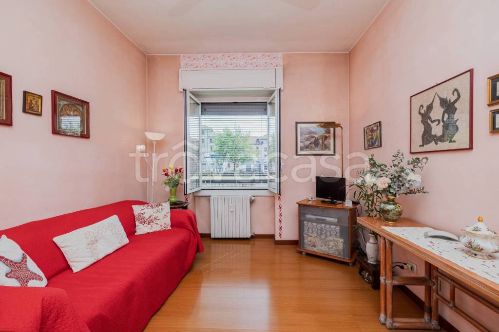 appartamento in vendita a Milano in zona Famagosta