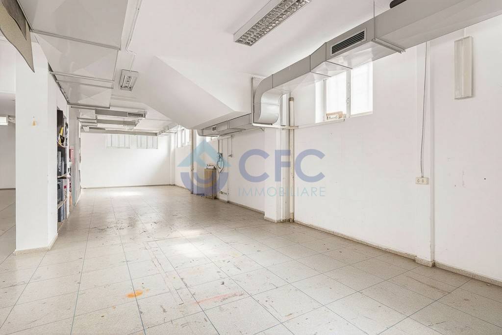 locale commerciale in vendita a Milano in zona Crescenzago