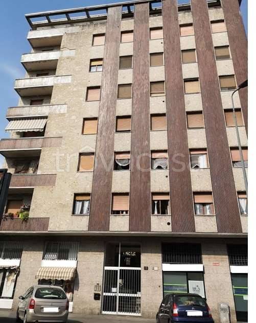 locale commerciale in vendita a Milano in zona Lorenteggio