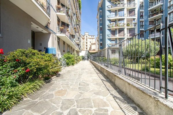 appartamento in vendita a Milano in zona Lorenteggio