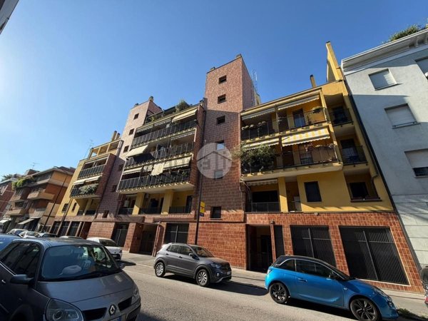 appartamento in vendita a Milano in zona Dergano
