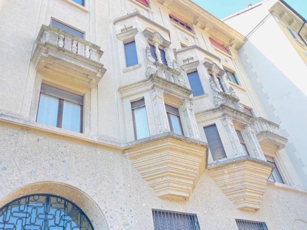 appartamento in vendita a Milano in zona Porta Magenta