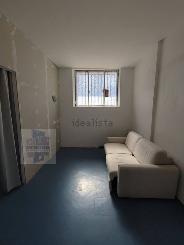 locale commerciale in vendita a Milano in zona Baggio