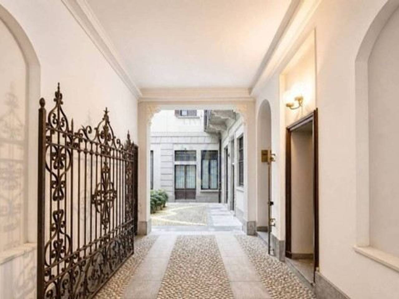 appartamento in vendita a Milano in zona Guastalla