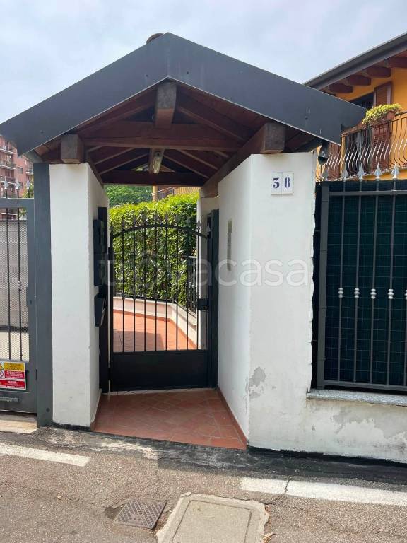 casa indipendente in vendita a Milano in zona Barona
