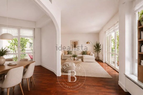 appartamento in vendita a Milano in zona Sant'Ambrogio