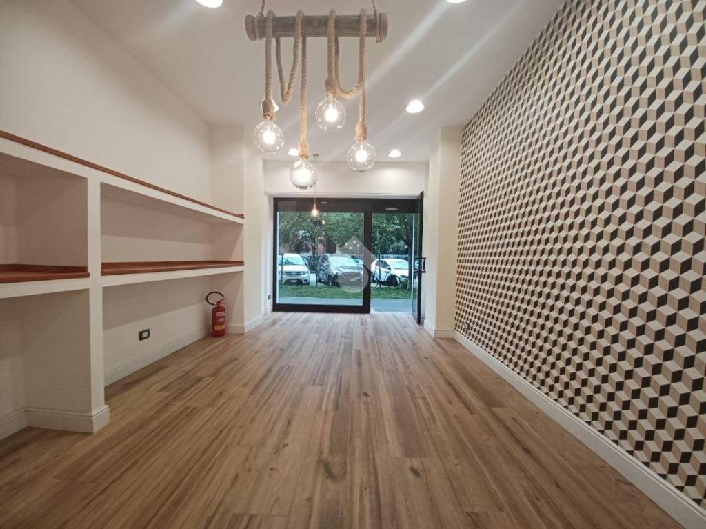 negozio in vendita a Milano in zona Ghisolfa