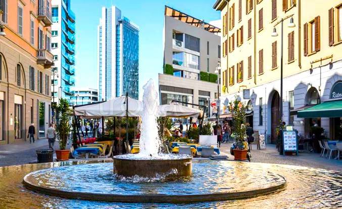 negozio in vendita a Milano in zona Porta Nuova