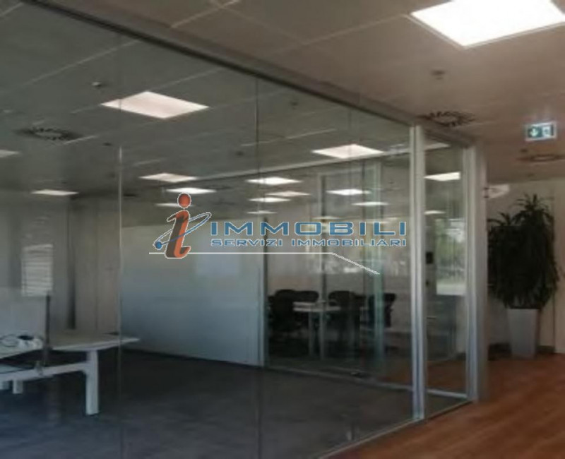 ufficio in vendita a Milano in zona Gallaratese