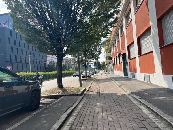 locale commerciale in vendita a Milano in zona Forlanini