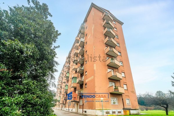 appartamento in vendita a Milano in zona Lorenteggio