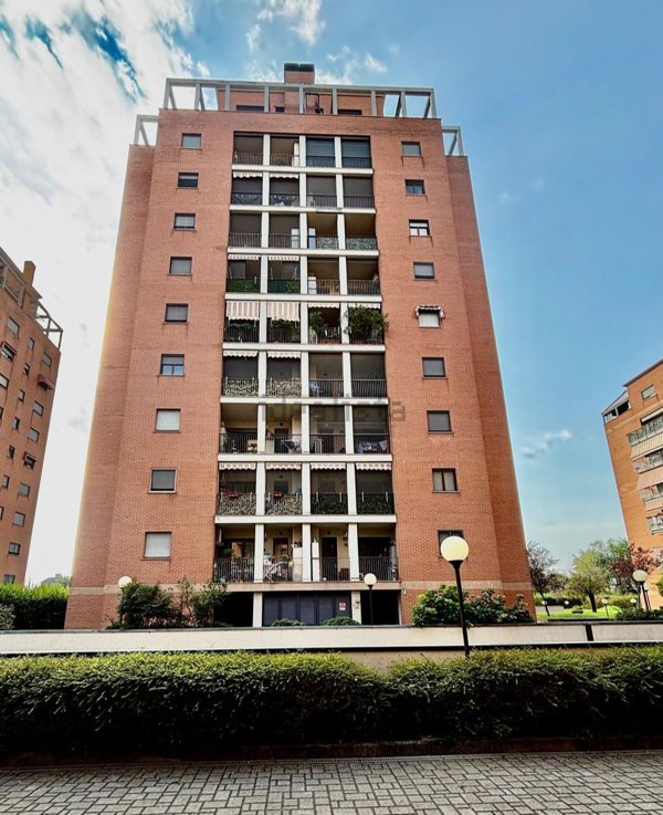 appartamento in vendita a Milano in zona Lorenteggio