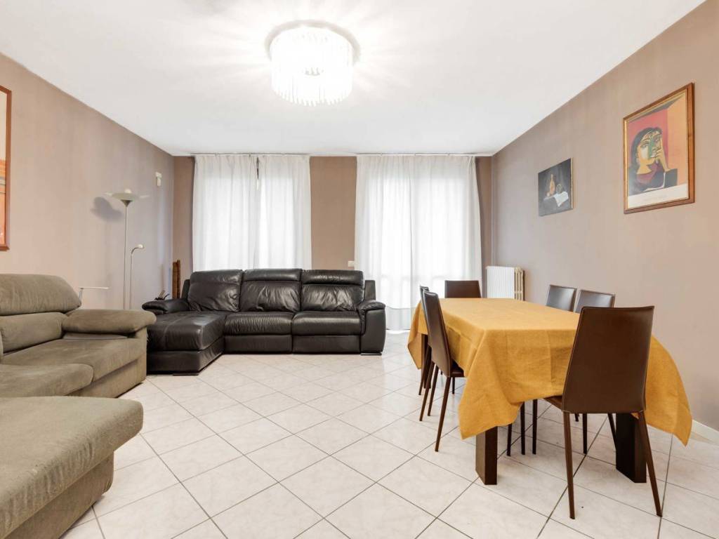 appartamento in vendita a Milano in zona Quinto Romano