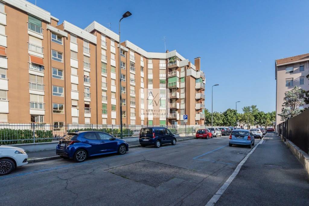 appartamento in vendita a Milano in zona Lorenteggio