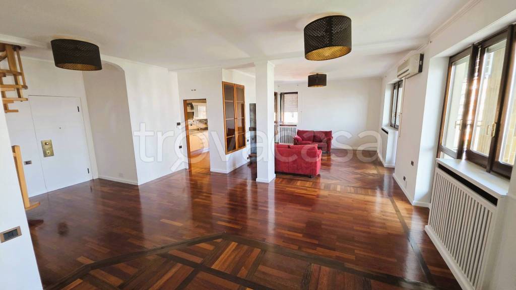 appartamento in vendita a Milano in zona Lorenteggio