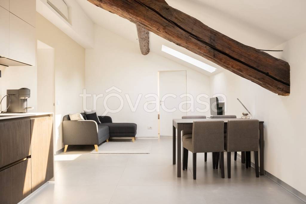 appartamento in vendita a Milano in zona Sant'Ambrogio