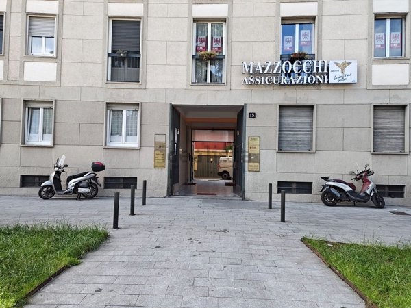 box auto in vendita a Milano in zona Lorenteggio