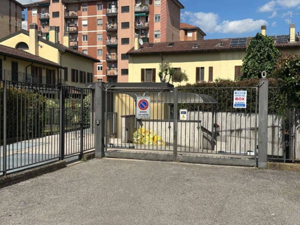 box auto in vendita a Milano in zona Ronchetto sul Naviglio