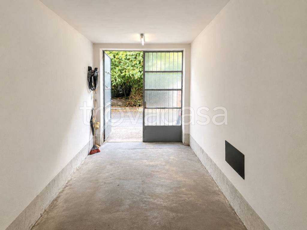box auto in vendita a Milano in zona Baggio