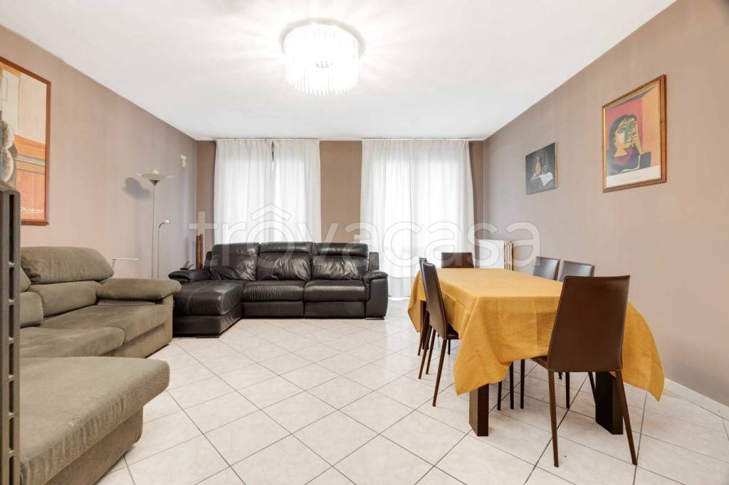 appartamento in vendita a Milano in zona Quinto Romano