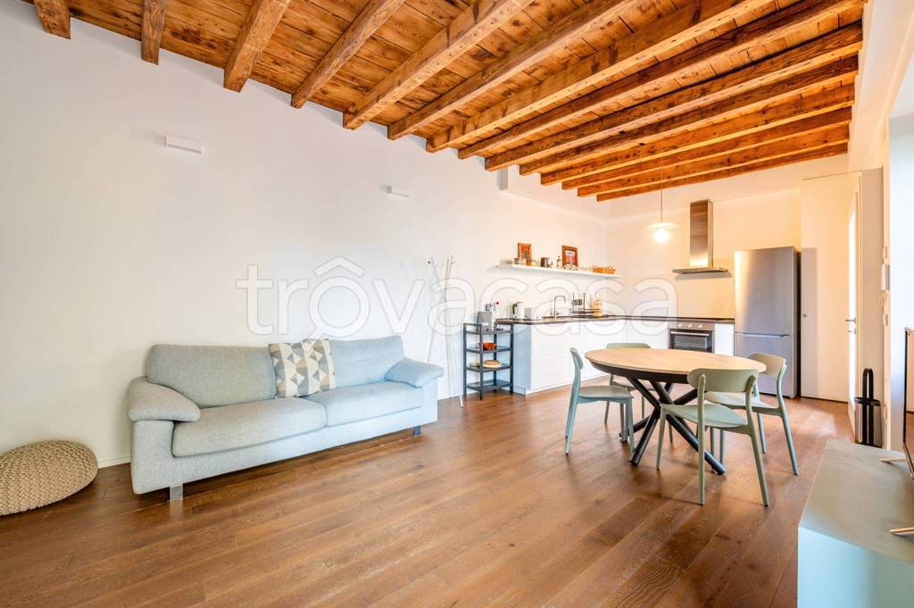 appartamento in vendita a Milano in zona Cadorna
