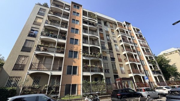 appartamento in vendita a Milano in zona Lorenteggio