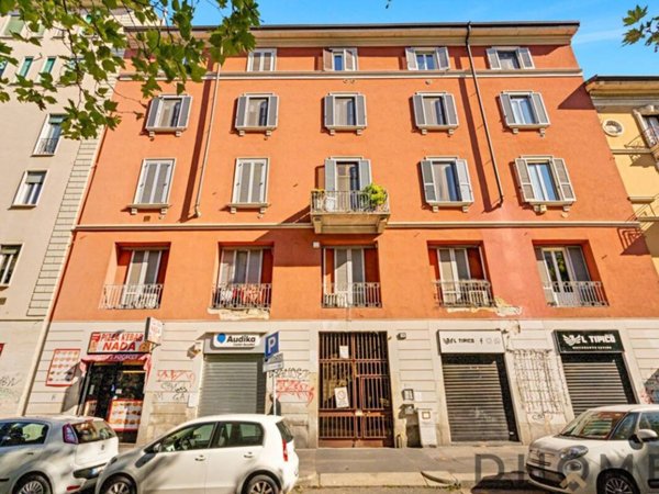 locale commerciale in vendita a Milano in zona Piazzale Lodi