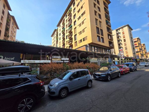 locale commerciale in vendita a Milano in zona De Angeli
