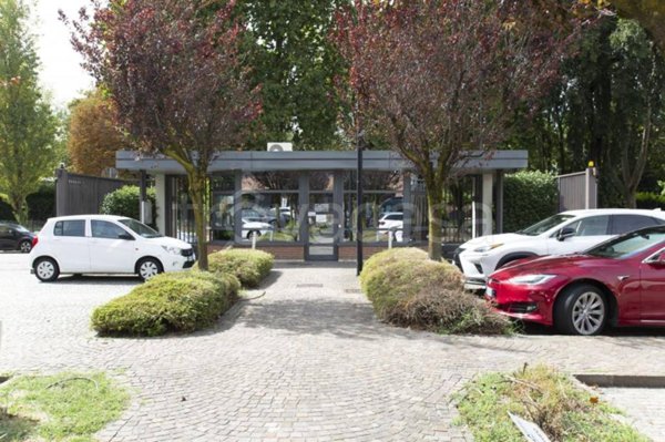 locale commerciale in vendita a Milano in zona Corvetto