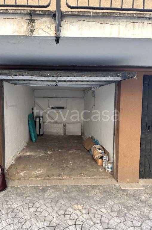 box auto in vendita a Milano in zona Lorenteggio