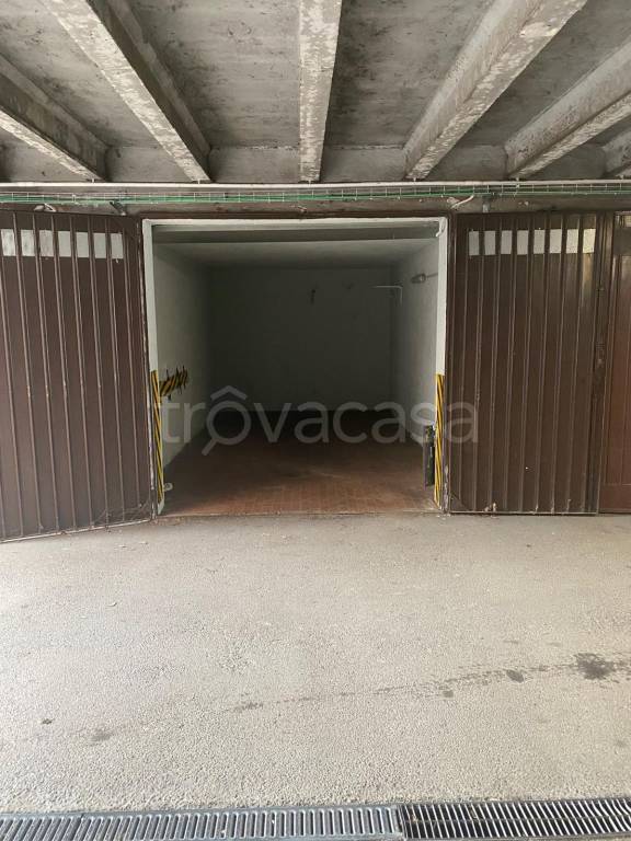 box auto in vendita a Milano in zona Comasina