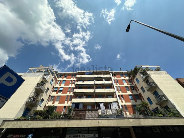 appartamento in vendita a Milano in zona Lorenteggio