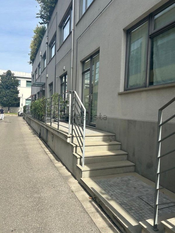 ufficio in vendita a Milano in zona Barona