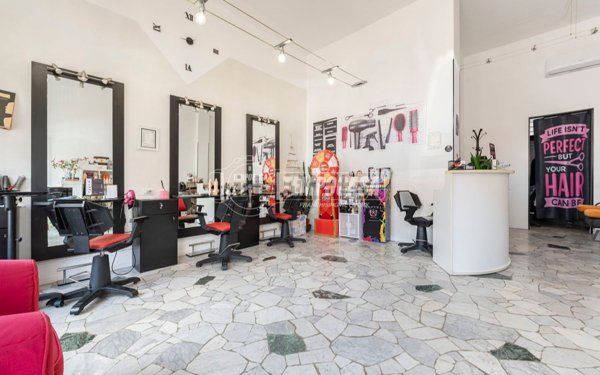 locale commerciale in vendita a Milano in zona Adriano