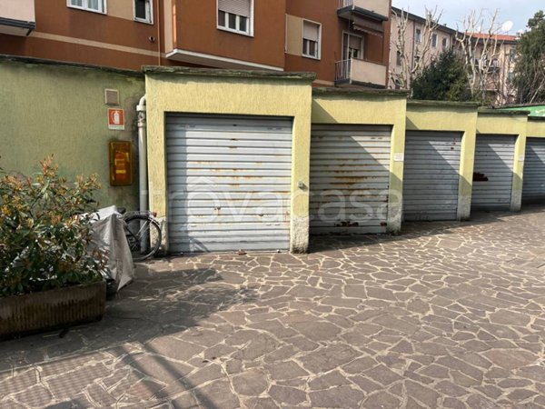 box auto in vendita a Milano in zona Lorenteggio