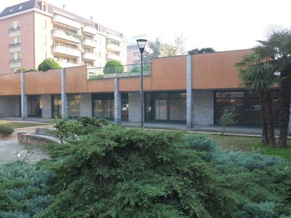 locale commerciale in vendita a Milano