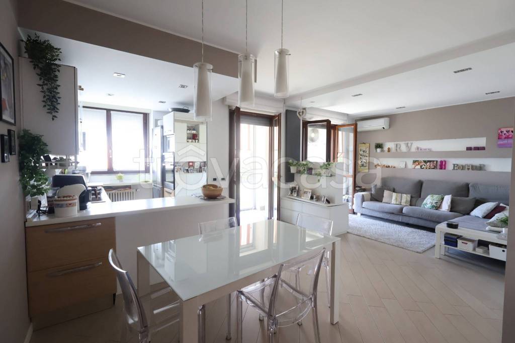 appartamento in vendita a Milano in zona Famagosta