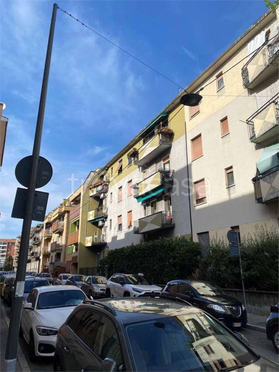 appartamento in vendita a Milano in zona Adriano