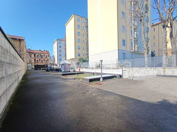 box auto in vendita a Milano in zona Baggio