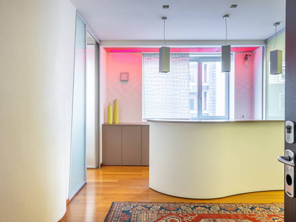 ufficio in vendita a Milano in zona Porta Nuova