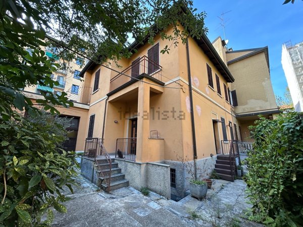 appartamento in vendita a Milano in zona Lorenteggio