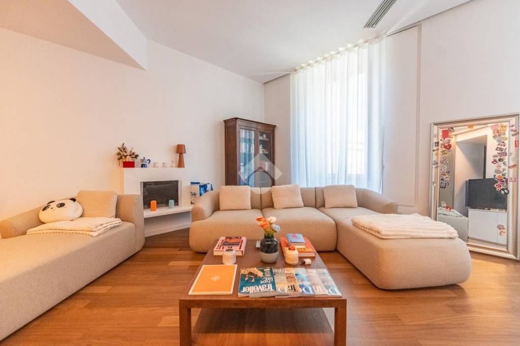 appartamento in vendita a Milano in zona Porta Nuova