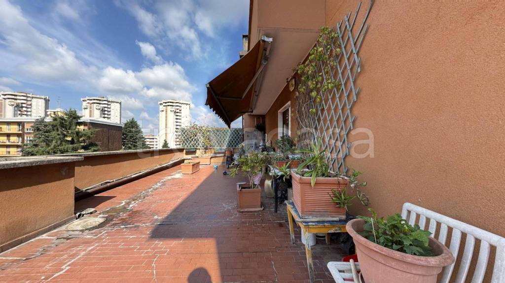 appartamento in vendita a Milano in zona Cascina dei Pomi