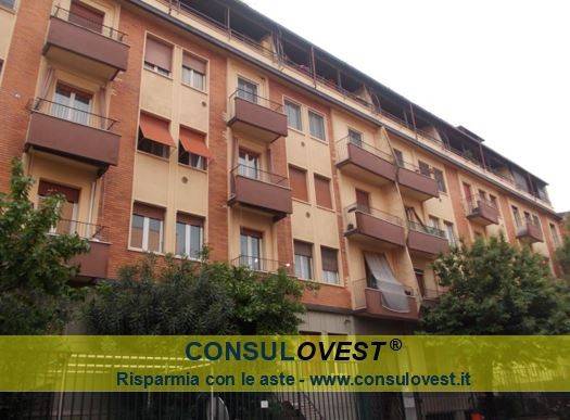 locale commerciale in vendita a Milano in zona Piazzale Lodi