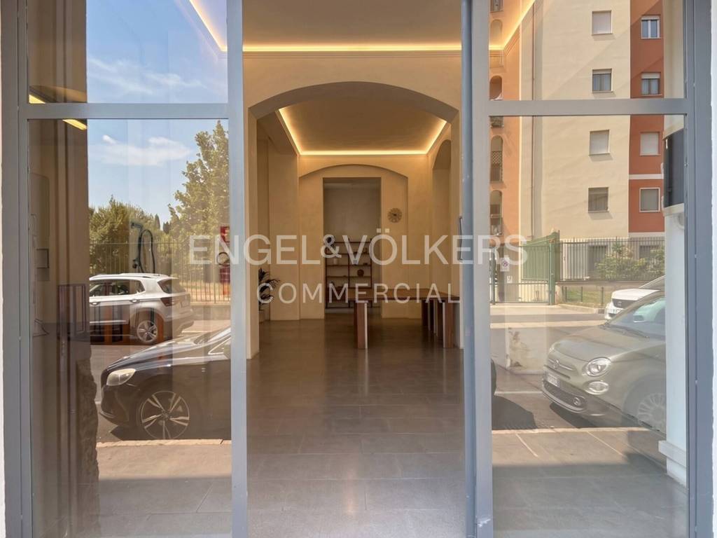 locale commerciale in vendita a Milano in zona Piazzale Lodi
