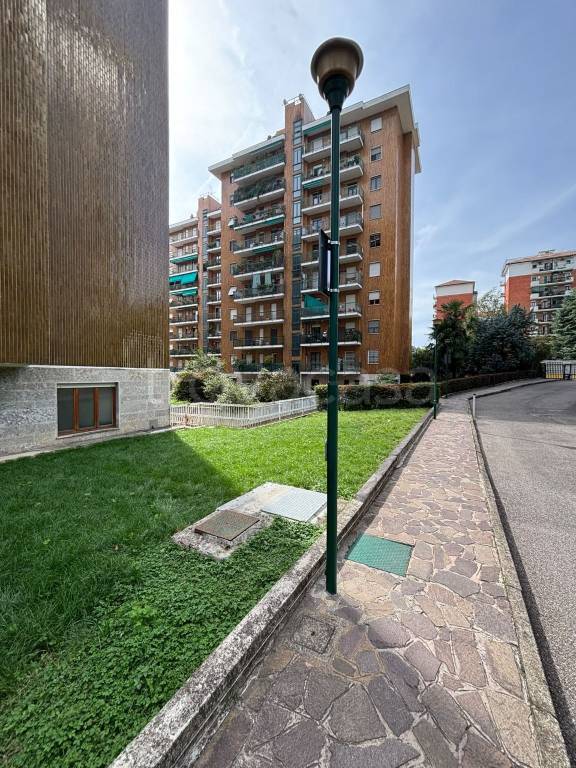 appartamento in vendita a Milano in zona Lorenteggio