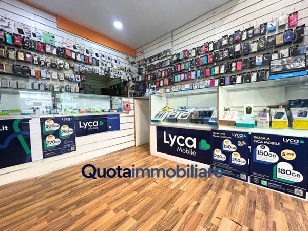 locale commerciale in vendita a Milano in zona Isola