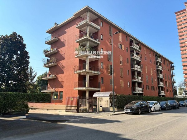 appartamento in vendita a Milano in zona Adriano