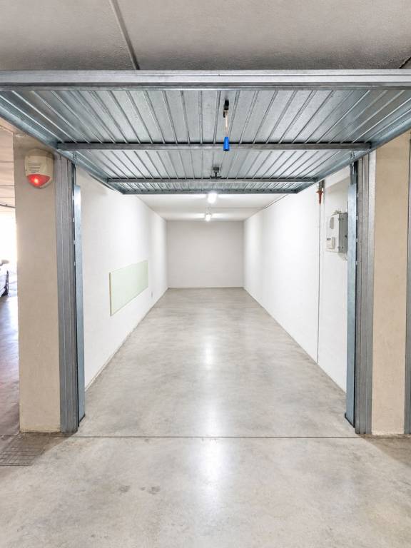 box auto in vendita a Milano in zona Comasina