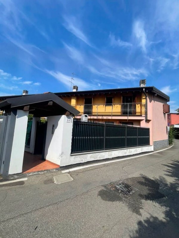 casa indipendente in vendita a Milano in zona Barona